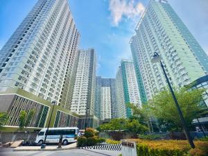 un bus est garé devant de grands immeubles dans l'établissement Avida Towers Riala T3 Tunechi, à Cebu