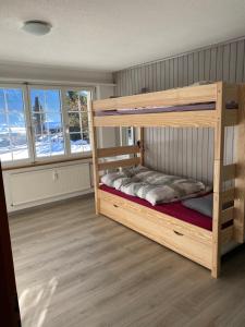 a bedroom with a bunk bed in a room at Appartement confortable avec terrasse in Zweisimmen