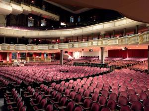 un auditorio vacío con asientos rojos en un teatro en Modern 1BR Near Metro - Walk to MET & Cafes - Free Parking, en Filadelfia