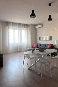 ein Wohnzimmer mit einem Tisch und einem Sofa in der Unterkunft Suite del Campione in Asti + 2 Fotos