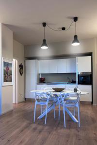 eine Küche mit Tisch und Stühlen in einem Zimmer in der Unterkunft Suite del Campione in Asti