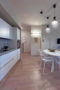 eine Küche und ein Esszimmer mit Tisch und Stühlen in der Unterkunft Suite del Campione in Asti