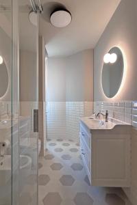 ein Badezimmer mit Dusche, Waschbecken und Spiegel in der Unterkunft Suite del Campione in Asti