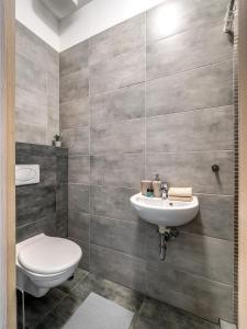 Koupelna v ubytování Prime Suite by Immokon - 18 + 12 fotografií