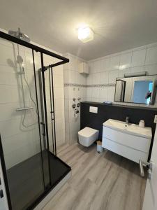 a bathroom with a shower and a toilet and a sink at Citywohnung in Bocholt, Innenstadt, Westfälische Hochschule, Nähe zu den Niederlanden in Bocholt