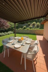 Una mesa con platos de comida en un patio. en Cognaia Loft, en Arezzo 2 fotos más