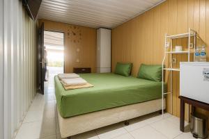 Ένα ή περισσότερα κρεβάτια σε δωμάτιο στο trees inn Bali Denpasar