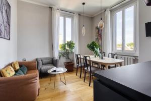 un soggiorno con tavolo e sedie di Design & Dine a Milano