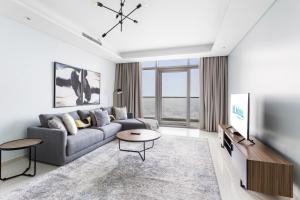 Televisyen dan/atau pusat hiburan di ALiving Luxe 2BR with higest Infinity Pool Close to Dubai Mall & Burj Khalifa