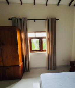 une chambre avec un lit et une fenêtre dans l'établissement StayTop Malabe, à Sri Jayewardenepura Kotte