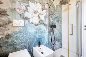 un bagno con un murale floreale sul muro di Design & Dine a Milano