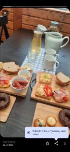 Jídlo v penzionu nebo okolí + 1 fotografie