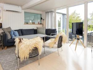 ein Wohnzimmer mit Sofa und Tisch in der Unterkunft 8 person holiday home in Ebeltoft-By Traum in Ebeltoft