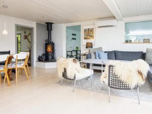 ein Wohnzimmer mit Sofa und Tisch in der Unterkunft 8 person holiday home in Ebeltoft-By Traum in Ebeltoft + 18 Fotos