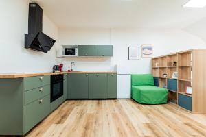 Kuchyň nebo kuchyňský kout v ubytování Modern Colorful Apartment Near Vranov Center + 11 fotografií