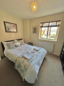 a bedroom with a large bed and a window at Wonderful two bedroom house in Bicester in Chesterton