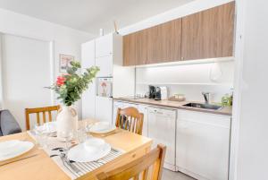 Una cocina y un comedor con mesa y sillas. en Appartement agréable Parking inclus, en Aubervilliers 31 fotos más