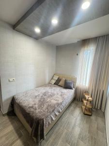 トビリシにあるapartment in Kojoriの大きなベッドと窓のある寝室