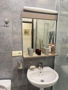トビリシにあるapartment in Kojoriの洗面台と鏡のあるバスルーム