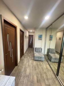 トビリシにあるapartment in Kojoriの廊下(椅子2脚付) +2枚の写真