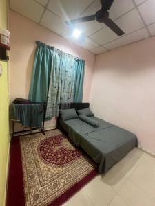 Ένα ή περισσότερα κρεβάτια σε δωμάτιο στο Homestay Murah Cheap and very satisfying +11 φωτογραφίες