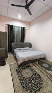 Ένα ή περισσότερα κρεβάτια σε δωμάτιο στο Homestay Murah Cheap and very satisfying