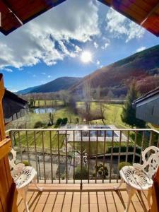balcone con 2 sedie e vista su un campo di Buenavista Biescas l Parking l Wifi l Trastero a Biescas