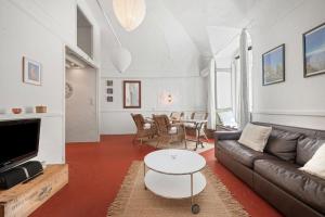 Телевизор и/или развлекательный центр в Les Sablettes - Vieille Ville Parking Bord de Mer