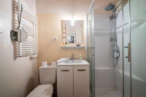 Koupelna v ubytování LES SABLETTES - Bord de Mer - Vieille Ville - Parking Privé