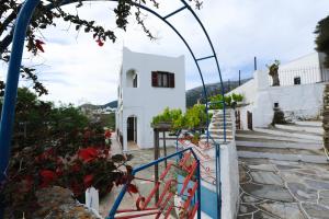 een trap naar een wit gebouw bij Pension Afroditi in Apollonia