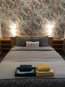 リバプールにあるModern Luxury apartment Liverpoolのタオルが敷かれたベッドのある寝室