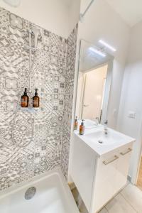 un baño con ducha y lavabo en Appartement agréable Parking inclus, en Aubervilliers