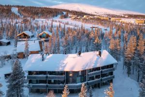 ユッラスヤルヴィにあるDuetto by Hi Ylläsの雪に覆われたリゾートの航空写真