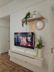 Televisyen dan/atau pusat hiburan di Urban Oasis Apartment 7 One +45 gambar