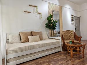 Ruang duduk di Urban Oasis Apartment 7 One