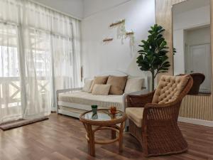 Ruang duduk di Urban Oasis Apartment 7 One