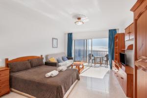 En eller flere senge i et værelse på Studio vista mar by masvacaciones + 15 billeder