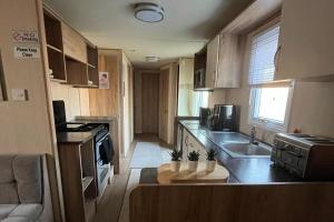 Köök või kööginurk majutusasutuses Skegness 3-Bed Caravan Sleeps 8 10 mins to Beach +15 fotot