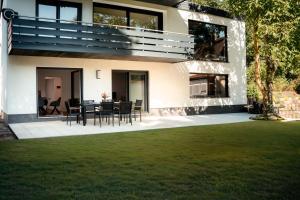 a house with a dining area and a lawn at Frisch renoviert & gemütlich mit Terasse in Sulzbach