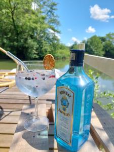 eine blaue Flasche Gin neben einem Glas Wasser in der Unterkunft Moulin de Monpoisson in Le Puy + 43 Fotos