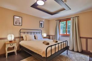 a bedroom with a bed and a window at Gite Havre de Soy in Soy
