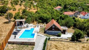 an aerial view of a house with a swimming pool at Kamena kuća Goranci in Mostar