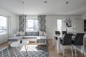 Et opholdsområde på Spacious 2BR Lake View Home with Sauna & Balcony + 14 billeder