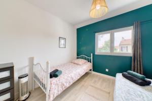 a bedroom with two beds and a window at Appartement Spacieux 80 m2 in Bobigny +32 photos