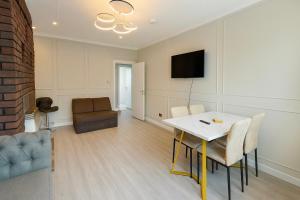 Μια τηλεόραση ή/και κέντρο ψυχαγωγίας στο Cosy Laurel Nest Near Loch Ness