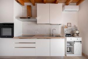 Kuchyň nebo kuchyňský kout v ubytování Il Trullo di Grace Castellana