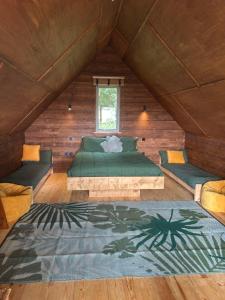 キングズ・リンにあるThe Tin Tentの木製の部屋にベッド1台が備わるベッドルーム1室があります。