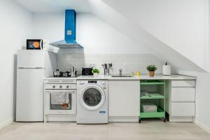 una cocina con lavadora y fregadero en Apartamento New Metro 6pax, en Rivas-Vaciamadrid 6 fotos más