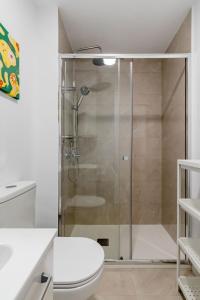 un baño con ducha y WC en Apartamento New Metro 6pax, en Rivas-Vaciamadrid