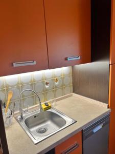 una cocina con fregadero y encimera en Wood and Fire Chalet, en Borno 15 fotos más